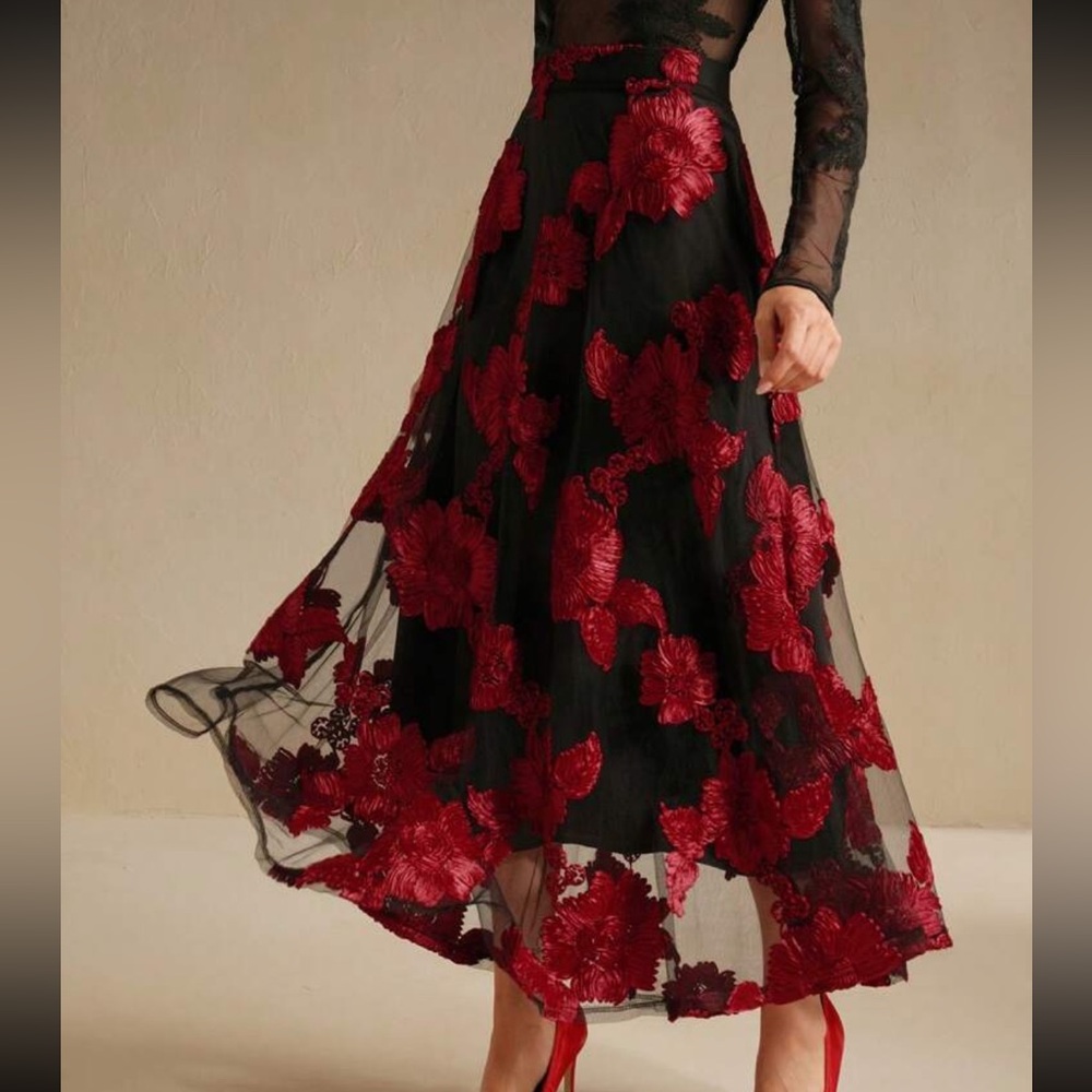 NWOT SIZE L VINTAGE ELEGEANT FLORAL EMBROIDERY SKIRT
